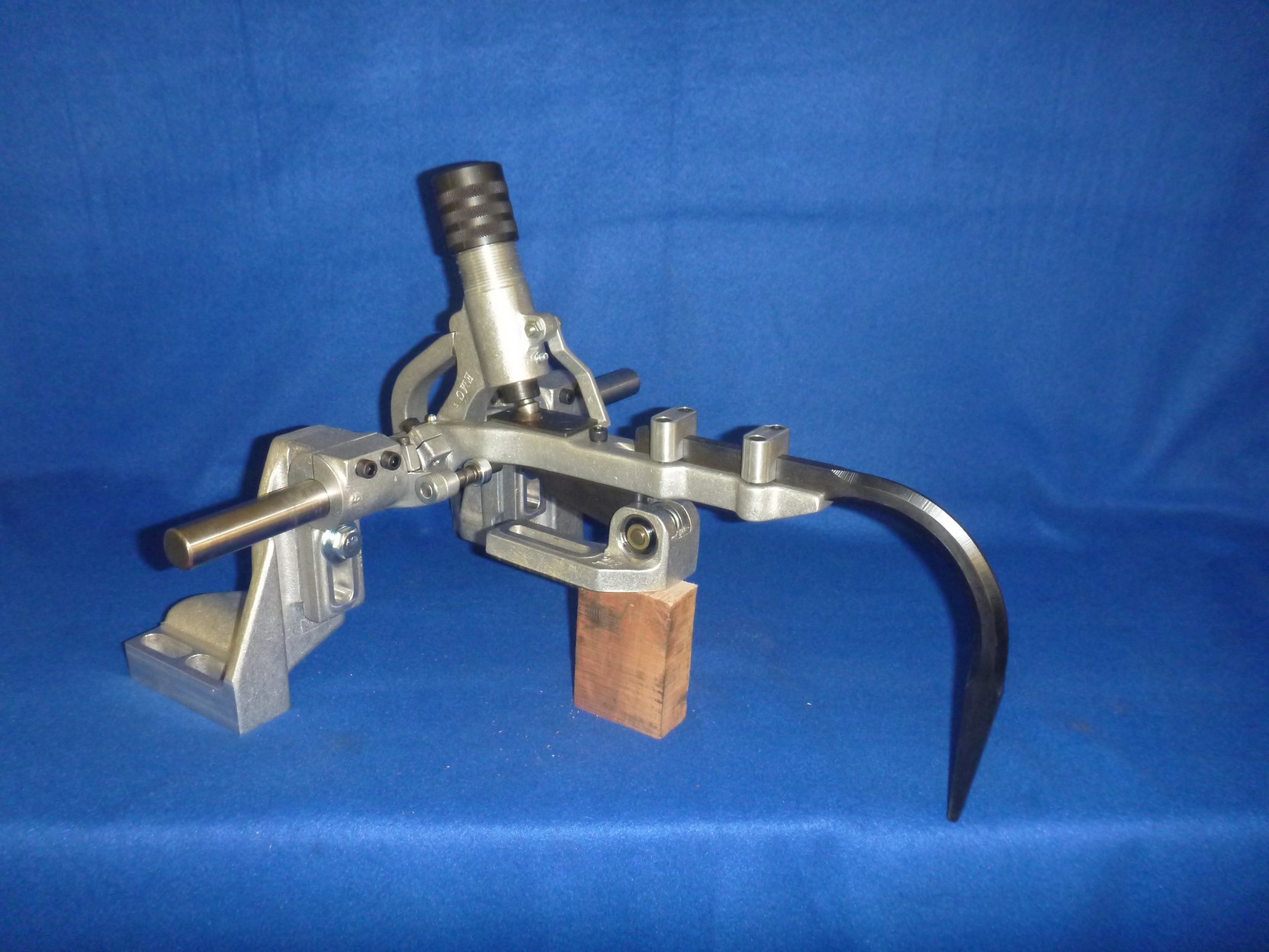 Picture of can seamer machine and parts from Melvina Can Machinery offering new and used can seamers and parts.